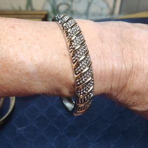 Bi metal spring bracelet